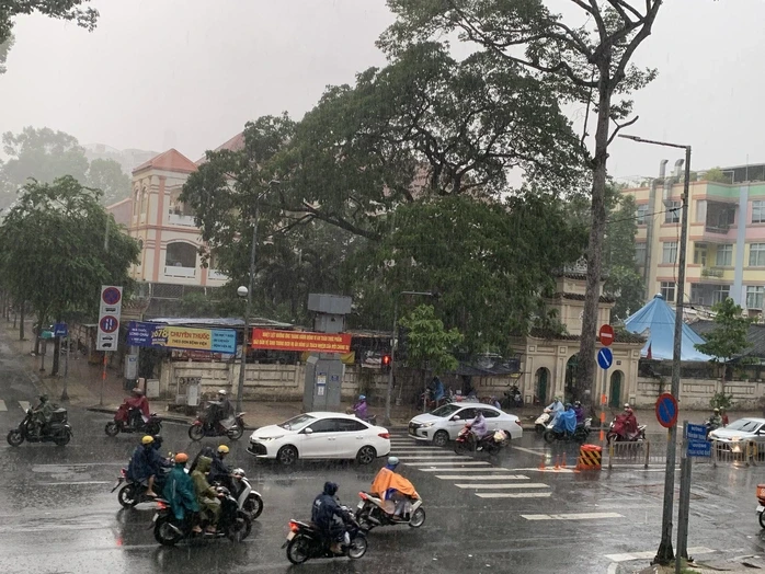 Bầu trời TPHCM tối sầm, mưa lớn kéo dài Bầu trời TPHCM tối sầm, mưa lớn kéo dài