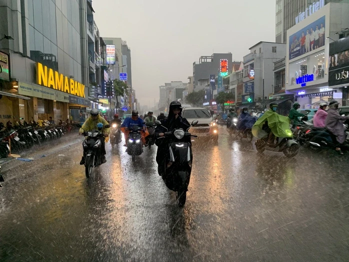 Bầu trời TPHCM tối sầm, mưa lớn kéo dài Bầu trời TPHCM tối sầm, mưa lớn kéo dài