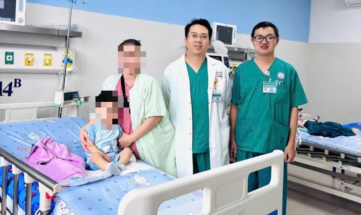 Bé 2 tuổi ngộ độc nặng sau khi nuốt vật màu xanh anh trai mang từ trường về