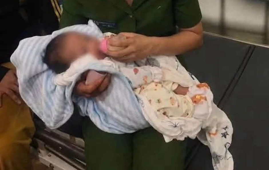 Bé gái 2 tháng tuổi bị bỏ rơi ở Đắk Lắk được gia đình đón về Bé gái 2 tháng tuổi bị bỏ rơi ở Đắk Lắk được gia đình đón về