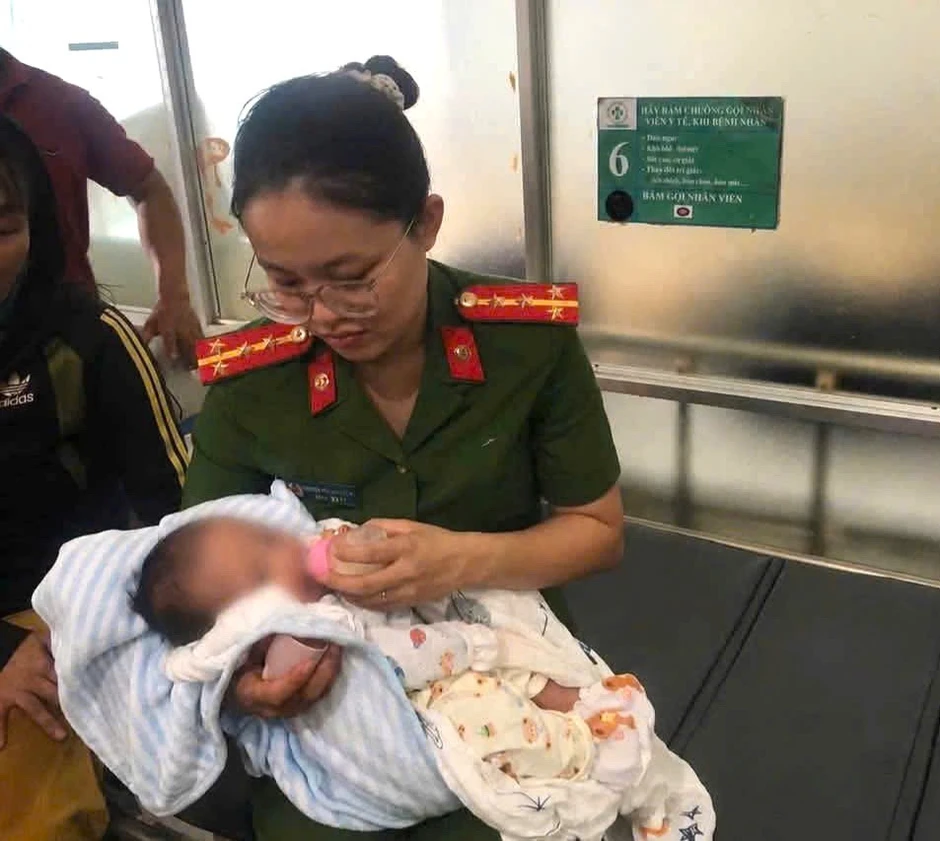 Bé gái 2 tháng tuổi ở Đắk Lắk bị bỏ rơi ven đường Bé gái 2 tháng tuổi ở Đắk Lắk bị bỏ rơi ven đường