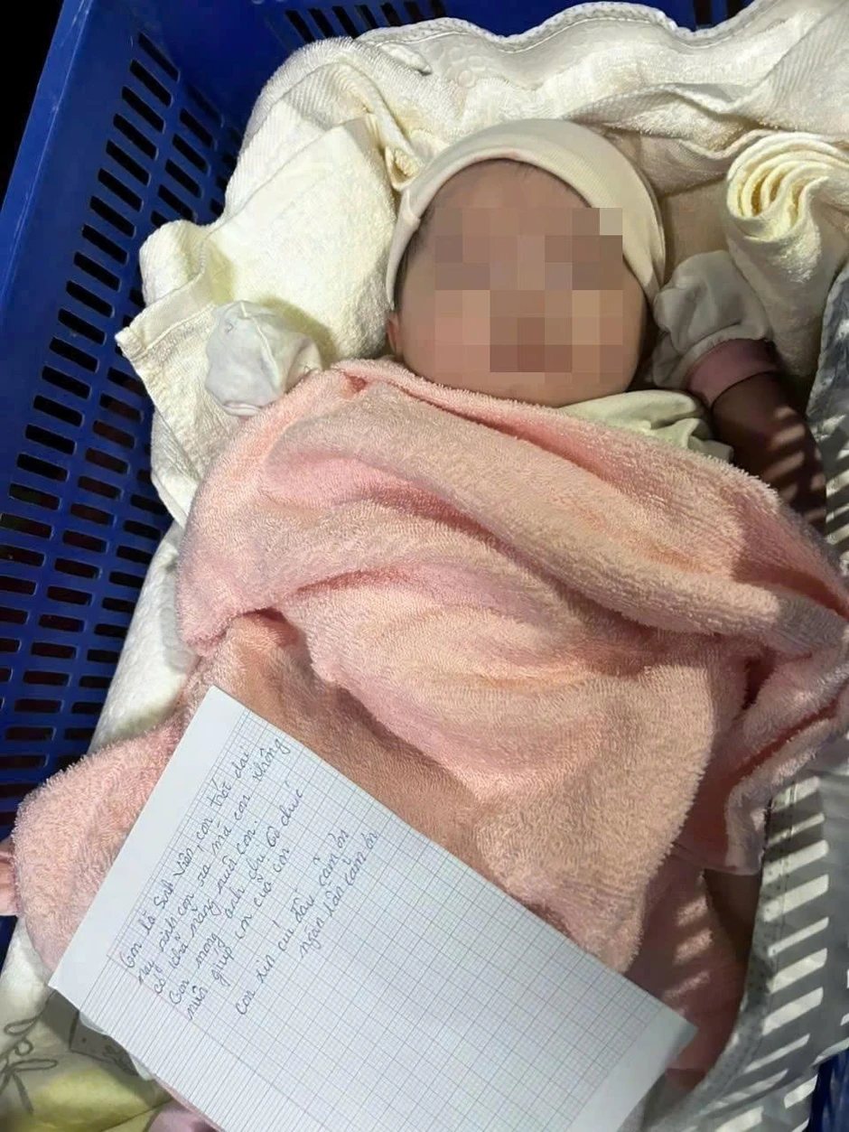 Bé gái 20 ngày tuổi bị bỏ rơi trước cổng nhà dân, kèm lá thư "con là sinh viên lỡ trót dại, nhờ nuôi giúp"