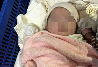 Bé gái 20 ngày tuổi bị bỏ rơi trước cổng nhà dân, kèm lá thư "con là sinh viên lỡ trót dại, nhờ nuôi giúp"
