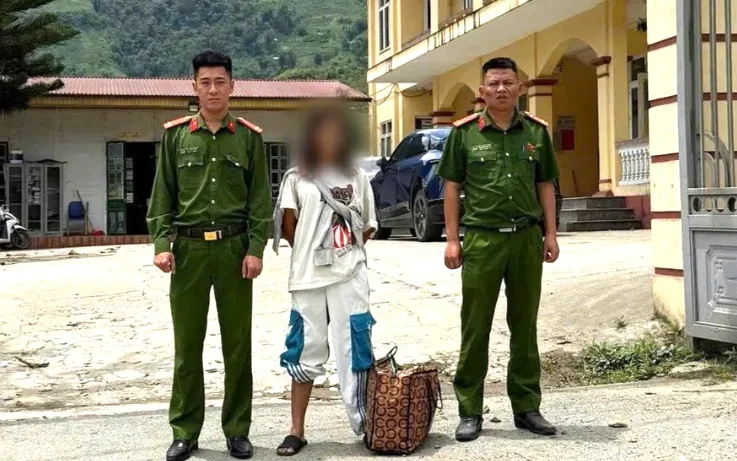 Bé gái 9 tuổi đi lạc hàng trăm km được công an hỗ trợ về với gia đình an toàn Bé gái 9 tuổi đi lạc hàng trăm km được công an hỗ trợ về với gia đình an toàn