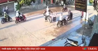 Bé gái bị xe máy tông khi chạy qua đường