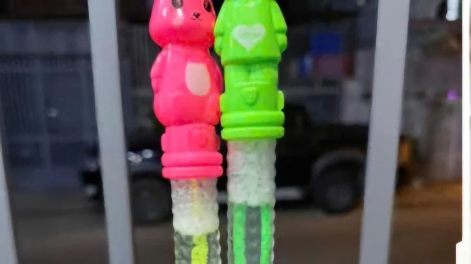 Bé gái nhập viện vì chơi bong bóng xà phòng mua trước cổng trường Bé gái nhập viện vì chơi bong bóng xà phòng mua trước cổng trường