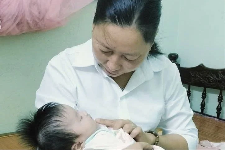 Bé gái sơ sinh bị bỏ rơi kèm lá thư của mẹ là sinh viên Bé gái sơ sinh bị bỏ rơi kèm lá thư của mẹ là sinh viên