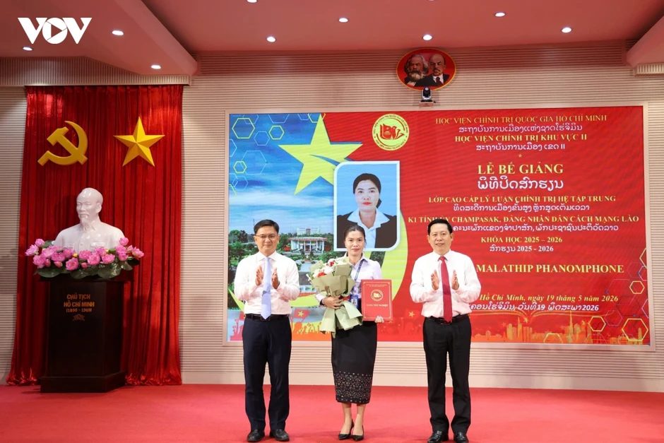 Bế giảng lớp cao cấp lý luận chính trị dành cho cán bộ tỉnh Champasak (Lào) Bế giảng lớp cao cấp lý luận chính trị dành cho cán bộ tỉnh Champasak (Lào)