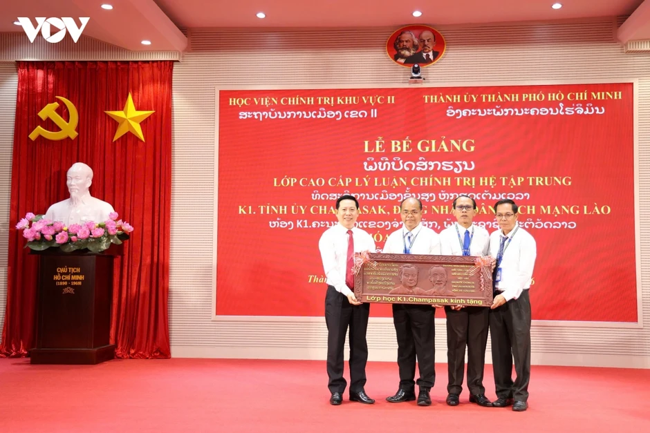 Bế giảng lớp cao cấp lý luận chính trị dành cho cán bộ tỉnh Champasak (Lào) Bế giảng lớp cao cấp lý luận chính trị dành cho cán bộ tỉnh Champasak (Lào)