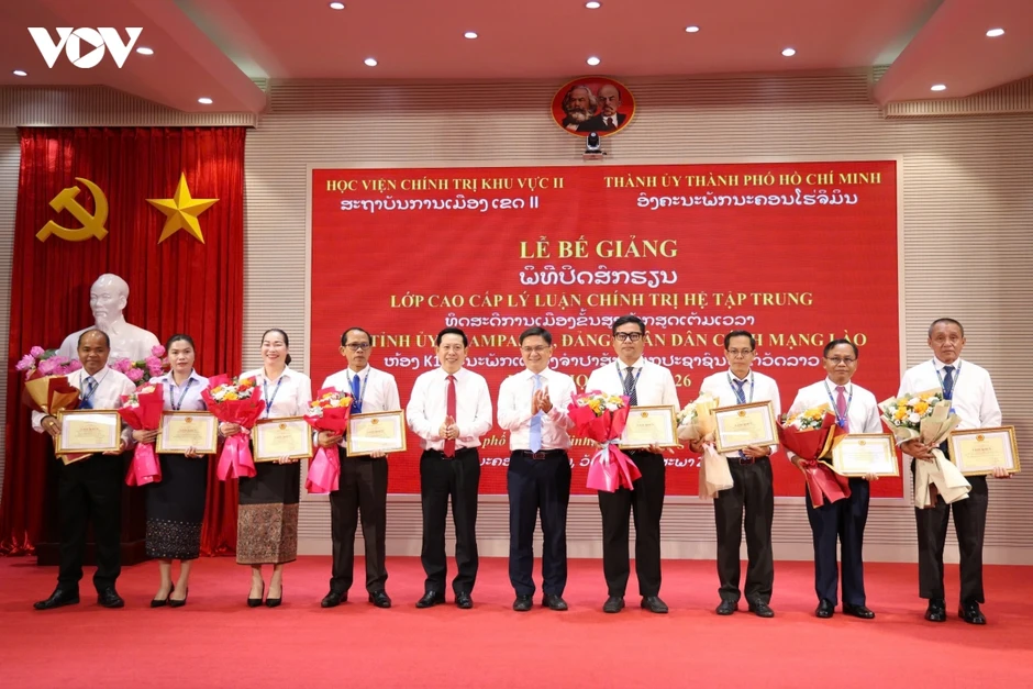 Bế giảng lớp cao cấp lý luận chính trị dành cho cán bộ tỉnh Champasak (Lào) Bế giảng lớp cao cấp lý luận chính trị dành cho cán bộ tỉnh Champasak (Lào)