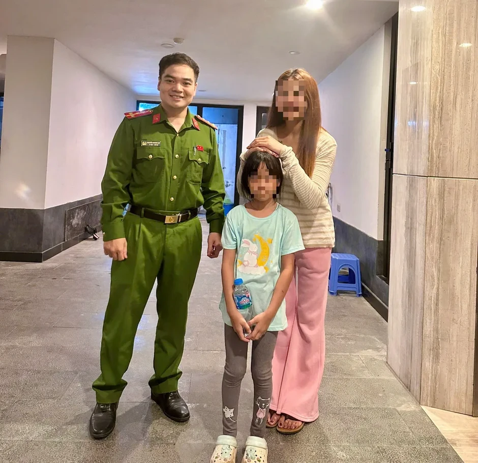 Bé người nước ngoài lạc giữa Hà Nội được công an giúp đỡ kịp thời