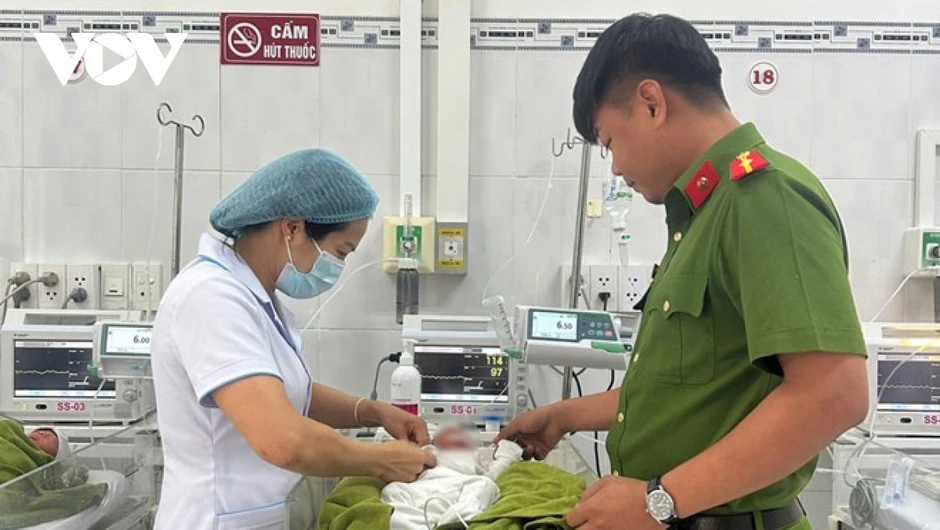 Bé sơ sinh bị vùi lấp trong rừng ở Gia Lai đã được gia đình ở Đà Nẵng nhận nuôi Bé sơ sinh bị vùi lấp trong rừng ở Gia Lai đã được gia đình ở Đà Nẵng nhận nuôi