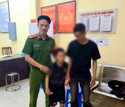 Bé trai 10 tuổi lạc đường được công an hỗ trợ kịp thời Bé trai 10 tuổi lạc đường được công an hỗ trợ kịp thời