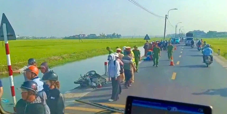 Bé trai 12 tuổi chết thương tâm sau va chạm giao thông giữa xe máy và taxi Bé trai 12 tuổi chết thương tâm sau va chạm giao thông giữa xe máy và taxi