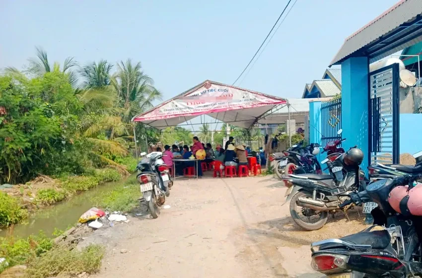 Bé trai 2 tuổi ở Gia Lai ngã xuống mương nước tử vong Bé trai 2 tuổi ở Gia Lai ngã xuống mương nước tử vong