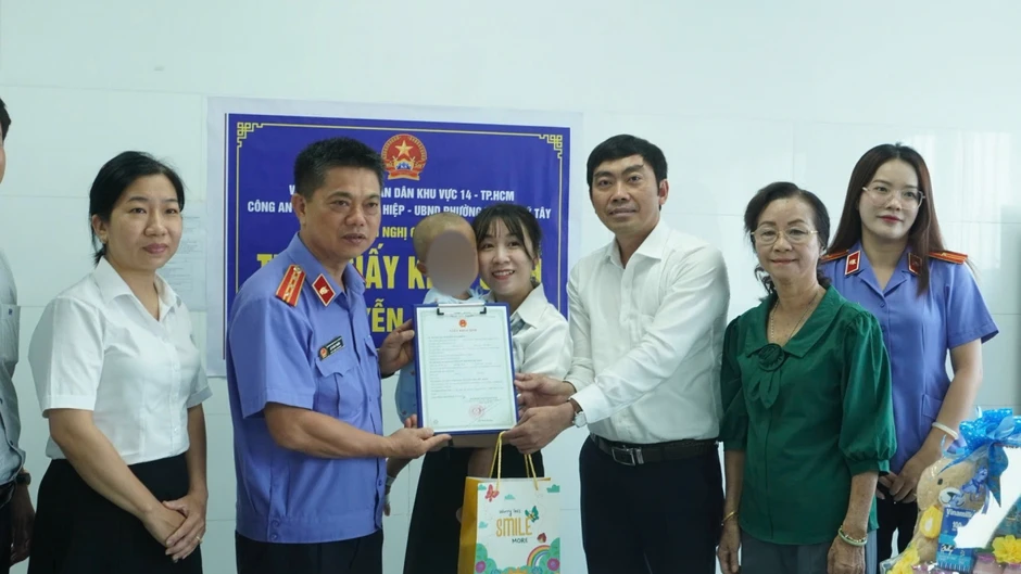 Bé trai bị bạo hành nhận giấy khai sinh ngay tại bệnh viện Bé trai bị bạo hành nhận giấy khai sinh ngay tại bệnh viện