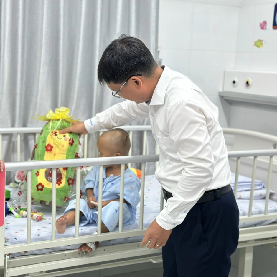 Bé trai bị bạo hành nhận giấy khai sinh ngay tại bệnh viện Bé trai bị bạo hành nhận giấy khai sinh ngay tại bệnh viện
