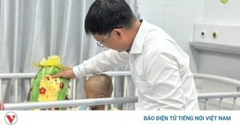 Bé trai bị bạo hành nhận giấy khai sinh ngay tại bệnh viện