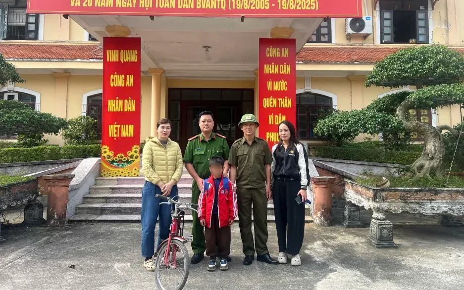 Bé trai đạp xe hơn 20 km rồi đi lạc, được công an xã giúp đoàn tụ với gia đình Bé trai đạp xe hơn 20 km rồi đi lạc, được công an xã giúp đoàn tụ với gia đình