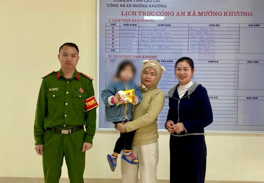 Bé trai đạp xe hơn 20 km rồi đi lạc, được công an xã giúp đoàn tụ với gia đình Bé trai đạp xe hơn 20 km rồi đi lạc, được công an xã giúp đoàn tụ với gia đình