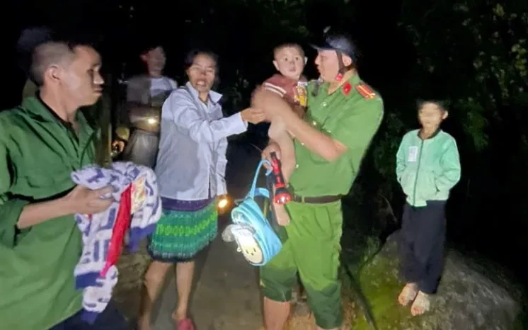 Bé trai hơn 2 tuổi mất tích trong đêm mưa lớn