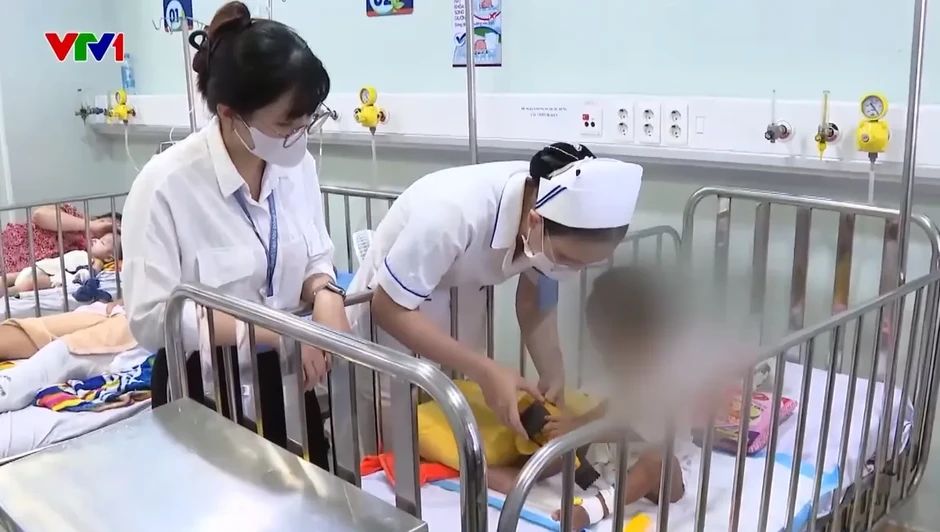 Bé trai nghi bị mẹ ruột và cha hờ bạo hành đã qua cơn nguy kịch Bé trai nghi bị mẹ ruột và cha hờ bạo hành đã qua cơn nguy kịch