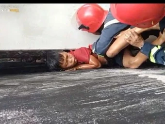 Bé trai ở TPHCM mắc kẹt giữa hai bức tường khi leo mái nhà