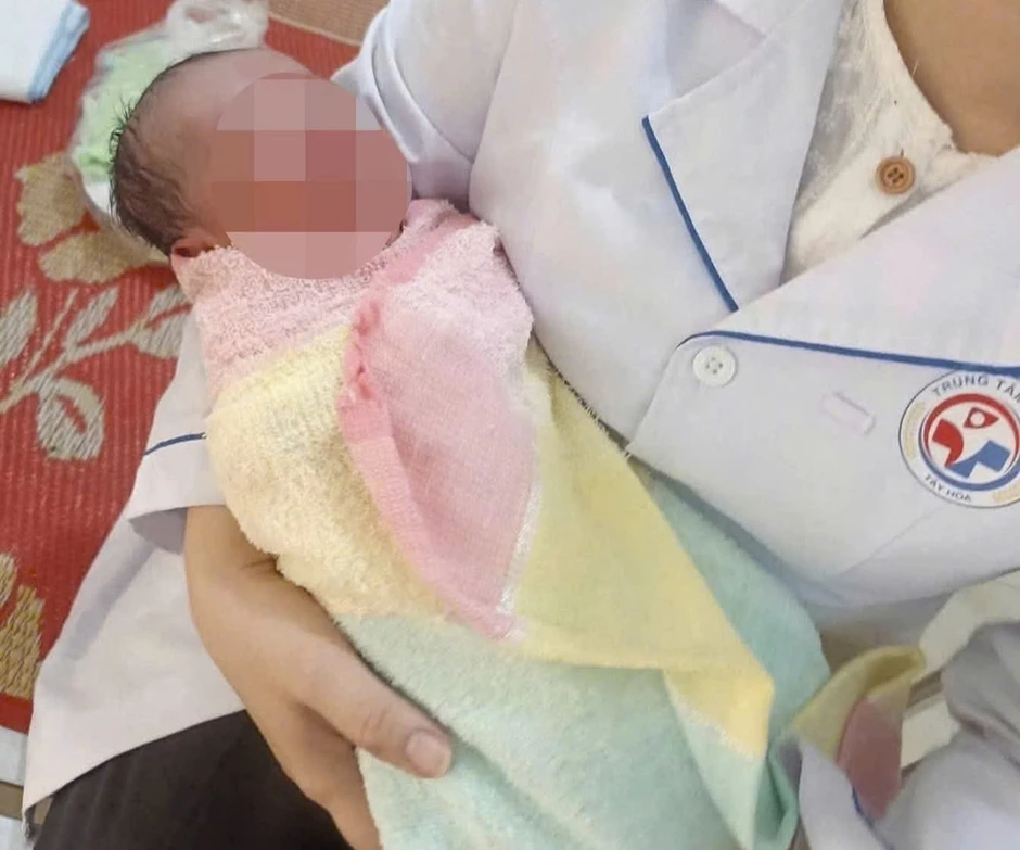 Bé trai sơ sinh bị bỏ rơi bên đường ở Đắk Lắk Bé trai sơ sinh bị bỏ rơi bên đường ở Đắk Lắk