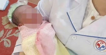 Bé trai sơ sinh bị bỏ rơi bên đường ở Đắk Lắk