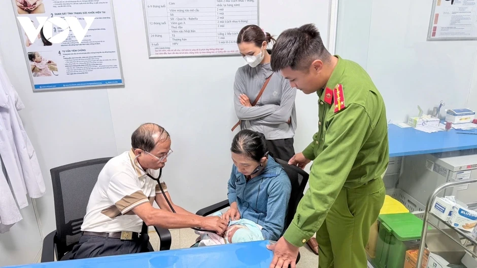 Bé trai sơ sinh bị bỏ rơi bên vệ đường ở Nghệ An Bé trai sơ sinh bị bỏ rơi bên vệ đường ở Nghệ An