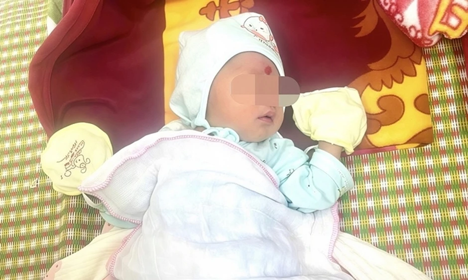 Bé trai sơ sinh bị bỏ rơi trước cổng chùa ở Bắc Ninh, kèm thư nhờ cưu mang Bé trai sơ sinh bị bỏ rơi trước cổng chùa ở Bắc Ninh, kèm thư nhờ cưu mang