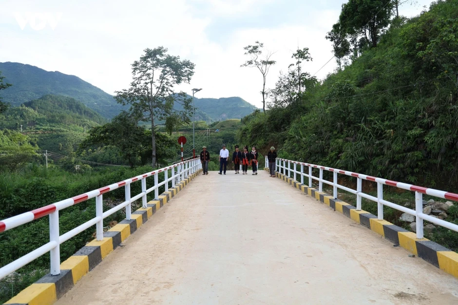 Bền bỉ nối những nhịp cầu vùng cao