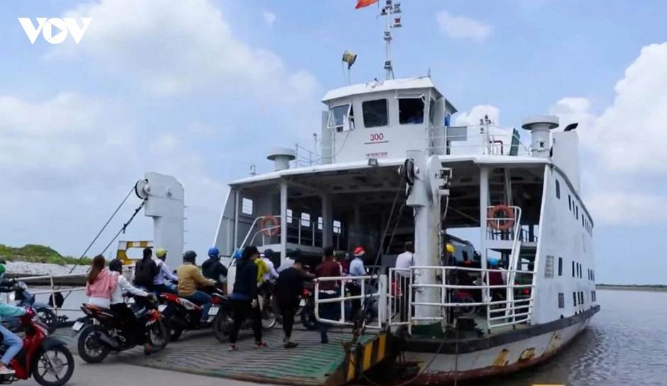 Bến phà Kênh Tắt sẽ tạm dừng hoạt động 12 giờ để thay ponton và phao phụ Bến phà Kênh Tắt sẽ tạm dừng hoạt động 12 giờ để thay ponton và phao phụ