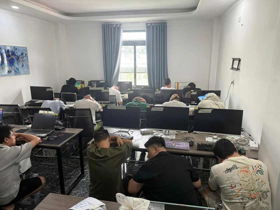 Bên trong “đại bản doanh” lừa đảo của 85 người nước ngoài tại TP.HCM: Thuê trọn khách sạn 315 triệu/tháng, lắp 400 máy tính Bên trong “đại bản doanh” lừa đảo của 85 người nước ngoài tại TP.HCM: Thuê trọn khách sạn 315 triệu/tháng, lắp 400 máy tính