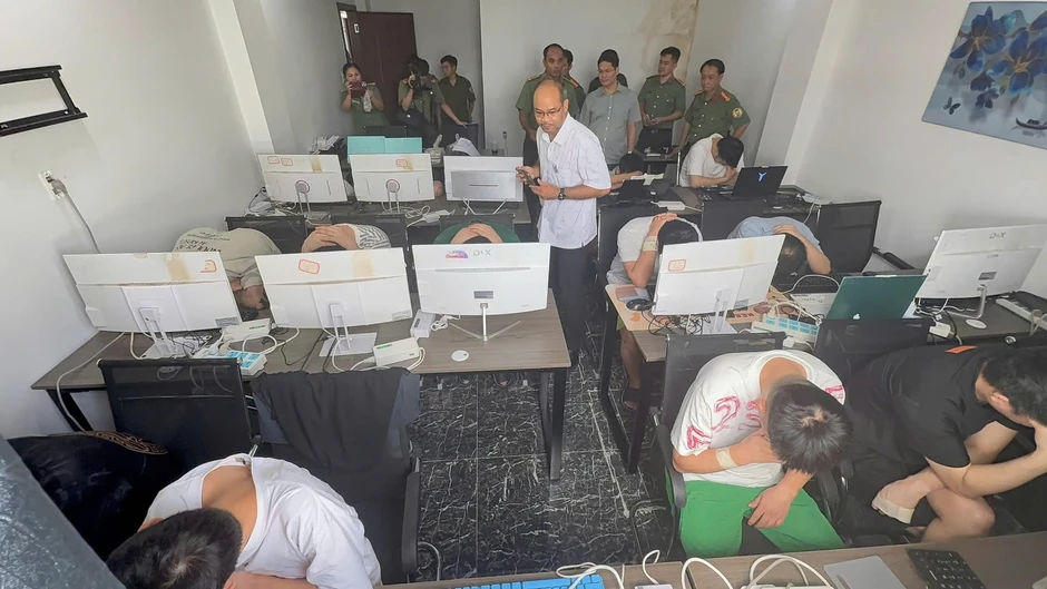 Bên trong “đại bản doanh” lừa đảo của 85 người nước ngoài tại TP.HCM: Thuê trọn khách sạn 315 triệu/tháng, lắp 400 máy tính Bên trong “đại bản doanh” lừa đảo của 85 người nước ngoài tại TP.HCM: Thuê trọn khách sạn 315 triệu/tháng, lắp 400 máy tính