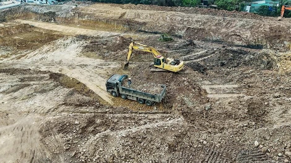 Bên trong đại công trường thi công hồ điều hoà rộng hơn 36 ha Bên trong đại công trường thi công hồ điều hoà rộng hơn 36 ha