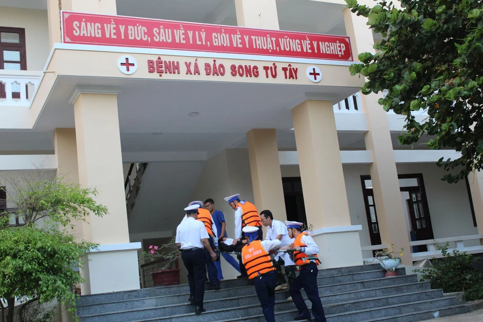Bệnh xá đảo Song Tử Tây cấp cứu kịp thời 2 ngư dân bị giảm áp cấp tính do lặn sâu Bệnh xá đảo Song Tử Tây cấp cứu kịp thời 2 ngư dân bị giảm áp cấp tính do lặn sâu