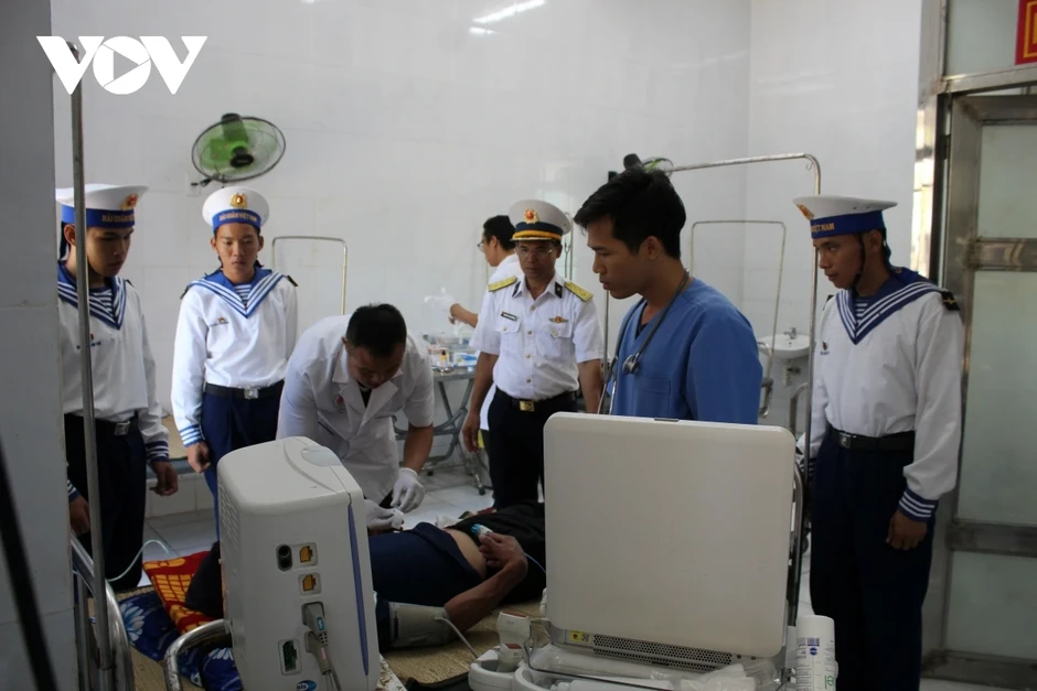 Bệnh xá đảo Song Tử Tây cấp cứu ngư dân bị giảm áp do lặn sâu Bệnh xá đảo Song Tử Tây cấp cứu ngư dân bị giảm áp do lặn sâu