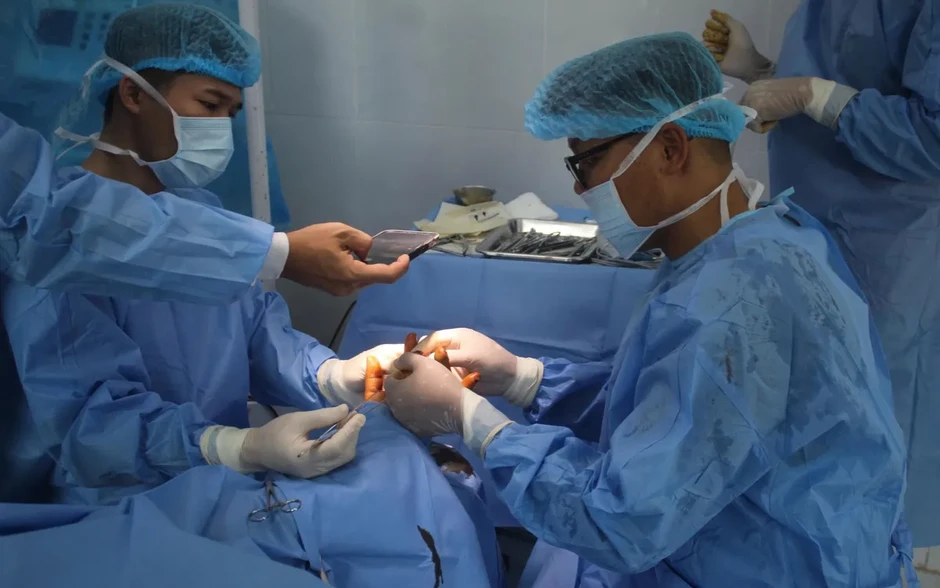 Bệnh xá đảo Song Tử Tây kịp thời phẫu thuật cho ngư dân bị tai nạn lao động nặng Bệnh xá đảo Song Tử Tây kịp thời phẫu thuật cho ngư dân bị tai nạn lao động nặng