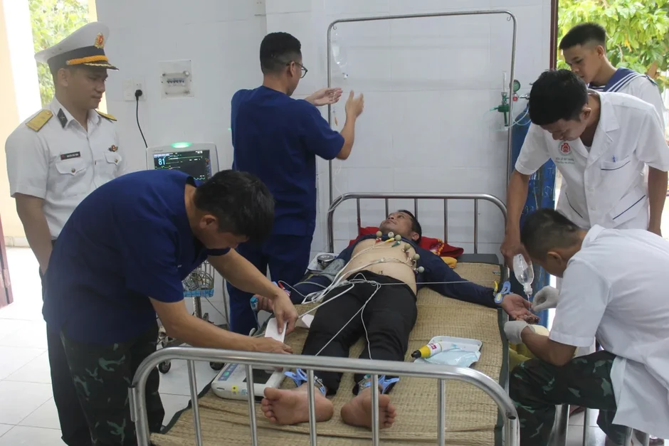 Bệnh xá đảo Song Tử Tây kịp thời phẫu thuật cho ngư dân bị tai nạn lao động nặng Bệnh xá đảo Song Tử Tây kịp thời phẫu thuật cho ngư dân bị tai nạn lao động nặng