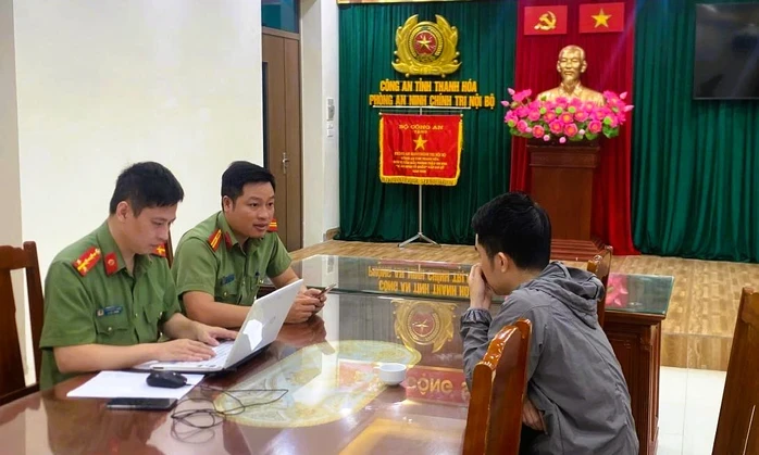 Bị cuộc gọi đòi nợ làm phiền, nam thanh niên chuyển cuộc gọi sang đường dây nóng của công an