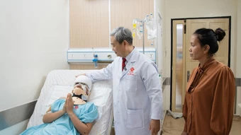Bị cuốn tóc vào máy tuốt lúa, cô gái 26 tuổi bị lột da đầu và chấn thương đốt sống cổ