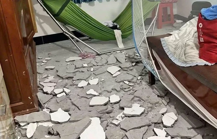 Bị mảng vữa trần nhà rơi trúng khi đang ngủ, bé trai 6 tháng tuổi tử vong Bị mảng vữa trần nhà rơi trúng khi đang ngủ, bé trai 6 tháng tuổi tử vong