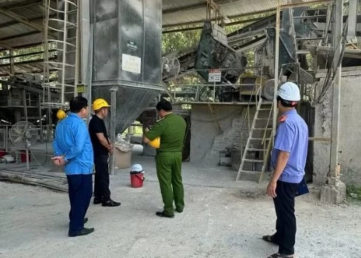 Bị máy xúc đè vào người, người đàn ông tử vong thương tâm Bị máy xúc đè vào người, người đàn ông tử vong thương tâm