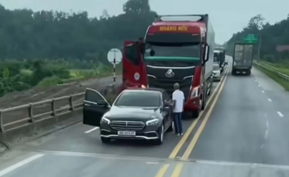 Bị nháy đèn xin vượt, tài xế dừng xe giữa cao tốc để tranh cãi, nhận cái kết đắng Bị nháy đèn xin vượt, tài xế dừng xe giữa cao tốc để tranh cãi, nhận cái kết đắng