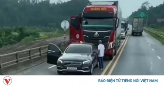 Bị nháy đèn xin vượt, tài xế dừng xe giữa cao tốc để tranh cãi, nhận cái kết đắng
