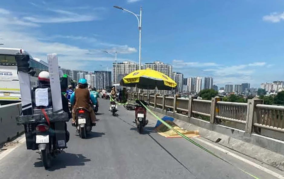 Bị tai nạn trên cầu Vĩnh Tuy, Hà Nội, người phụ nữ tử vong tại chỗ