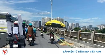 Bị tai nạn trên cầu Vĩnh Tuy, Hà Nội, người phụ nữ tử vong tại chỗ