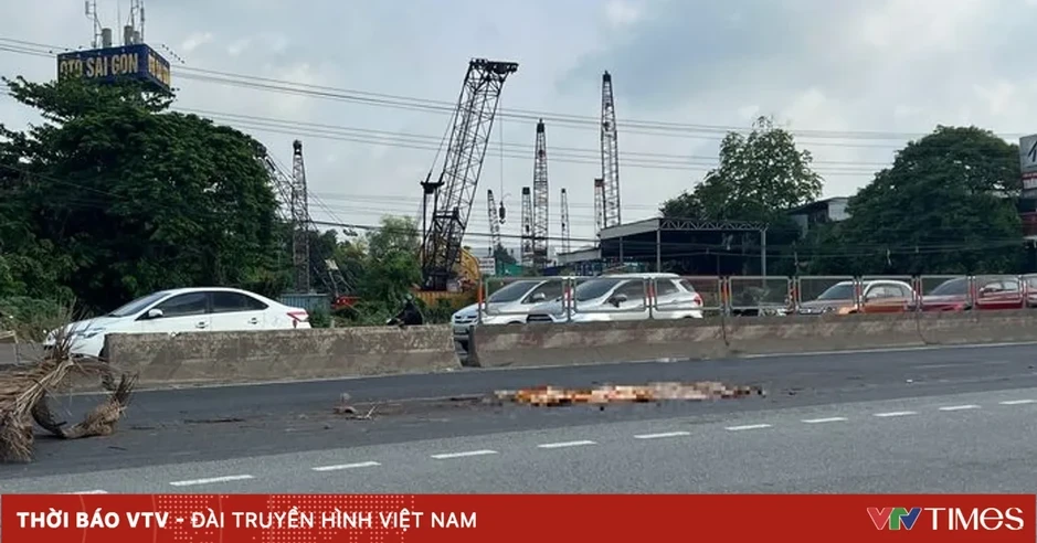Bị taxi tông ngã xuống đường, người đàn ông tiếp tục bị xe khác cán qua tử vong Bị taxi tông ngã xuống đường, người đàn ông tiếp tục bị xe khác cán qua tử vong