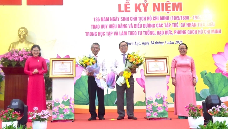 Bí thư Nhiêu Lộc nhận Huân chương Lao động hạng 3, phường Xuân Hòa có không gian Bác trên mạng Bí thư Nhiêu Lộc nhận Huân chương Lao động hạng 3, phường Xuân Hòa có không gian Bác trên mạng